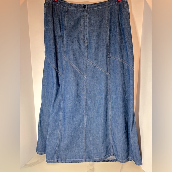 Koret Dresses & Skirts - Koret vintage denim skirt with fun diagonal detail and elastic waistband in back